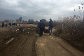 Serbien. Vägen mellan Miratovac och Refugee aid point (RAP) är en 2,5 km lång grusväg och denna sträcka får migranterna gå till fots. 