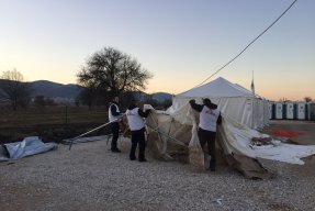 Serbien. Ett nytt tält sätts upp i refugee aid point för att skydda hjälpsökande från kyla och regn. 