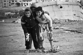 Mahmoud och hans vänner spelar fotboll. 