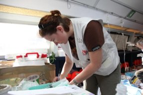 Sjuksköterskan Kate White från Australien arbetar i vårt familjestödcenter i Tari, Papua Nya Guinea.