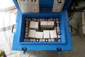 Mässlingsvaccinerna packas i kyllådor med kylklampar och kartong som systematiskt placeras för att vaccinet alltid ska vara mellan 2 och 8 grader.