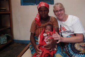Läkaren Lanice Jones i Kongo-Kinshasa tillsammans med den nyblivna mamman och hennes son. 