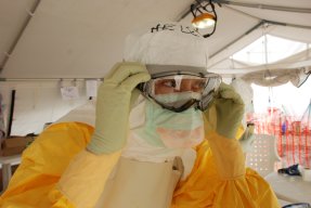 Läkaren Helena Nordenstedt på ebolauppdrag i Monrovia, Liberia, i hösten 2014. 
