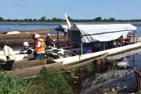 På väg med båt mot vårt mål - Bolomba.