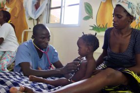 Jose Carlos, personal på sjukhuset i Bafatá, Guinea-Bissau undersöker en patient.