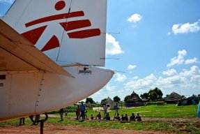 Ett flygplan med Läkare Utan Gränsers logotyp har precis landat i Agok, Sydsudan. FOTO: Valérie Batselaere