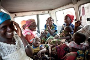 Yvonne (mitten) sjunger med de andra kvinnorna i bilen på väg till Urumuri-centret i Gitega där vi utför fisteloperationer.