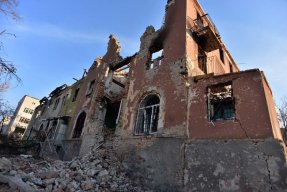 Sjukhus har förstörts under konflikten vilket gör att människor inte kan få vård.