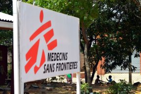 Barn leker utanför kliniken i Harare, där Läkare Utan Gränser bland annat behandlar barn med hiv. 