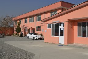 Den nyöppnade mödravårdkliniken i den fattiga stadsdelen Dasht-e-Barchi i Kabul. 