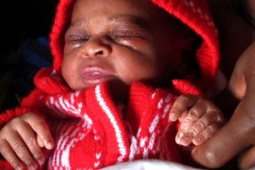 En pojke som fötts på Numbi sjukhus, Kongo-Kinshasa, där Ida Moberg jobbar. 
