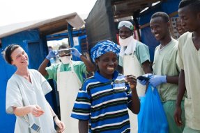 Sjukvårdspersonalen välkomnar 18-årig Finda som har skrivits ut från ebolacentret i Guéckédou.