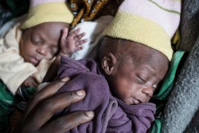 Tvillingar , då namnlösa, som föddes på Bossango sjukhus i Centralafrikanska republiken där Elin Hedlund arbetade.