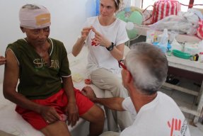Sjuksköterskan Lisa Rydell och kirurgen Johan von Schreeb med en patient på vår klinik i Guiuan.