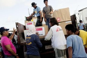 Vår logisitker Angelo lastar av nödhjälp från en lastbil i Guiuan.