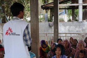 Läkare Utan Gränser informerar de äldre byborna om hur den uppsökande verksamheten för testning av tuberkulos fungerar. FOTO: Matthew Smeal