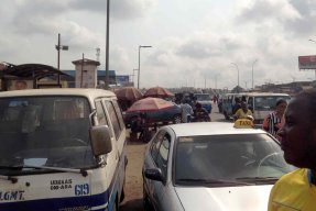Trafik i Port Harcourt, till tonerna av Westlife. 