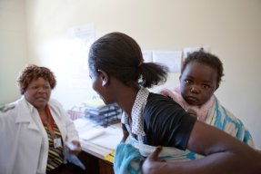En hivpositiv mamma med sin baby i Epworth, Harare. 