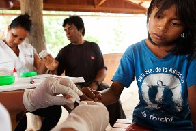 foto av en sjuksköterska som tar blodprov på ett barns finger