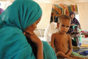 Pojken och hans mamma flydde från sin hemby i närheten av Timbuktu i Mali och lever nu i Mbera-lägret.