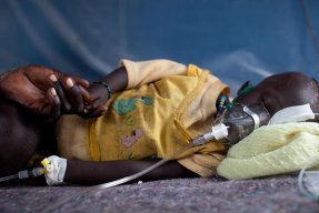 Lastman Muthko, som var svårt sjuk i malaria, är ett av många barn som fått vård i Doro flyktingläger, Sydsudan.