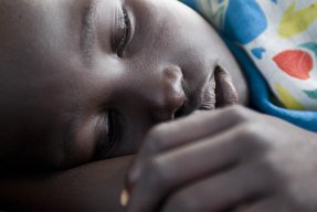 Banuna är på Läkare Utan Gränsers sjukhus i Doro i Sydsudan och har precis vaknat upp ur en koma på grund av malaria.