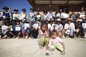 Invånarna i byn Chujillas med sina certifikat som visar att de har behandlats för Chagas sjukdom.