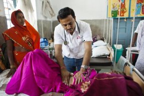 Undersökning vid Sadarsjukhuset i Bihar, Indien. FOTO: Angel Navarrete
