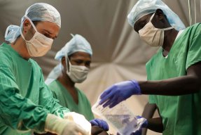 Ett operationsteam med sjuksköterskor och läkare under en operation på ett sjukhus i Sydsudan.