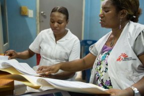 Martha Pogo, klinisk handledare på 9 Mile-kliniken i Port Moresby, undervisar en sjuksköterska i vård för överlevande av sexuellt våld och våld inom familjen. 