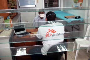 En tuberkulospatient i Buenaventura får rådgivning av vår personal
