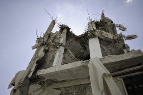 Flygangrepp och tung beskjutning orsakar omfattande förstörelse i Syrien. Civilbefolkningen drabbas hårt av våldet. 