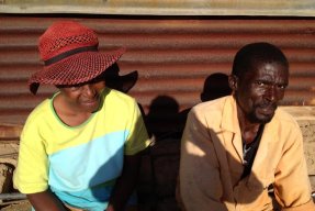 Linda, till höger, tillsammans med hälsoarbetaren Nonhlanhla Zikalala som stöttat honom under den tuffa tbc-behandlingen.