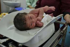 En av de första bebisarna som föddes på den nya förlossningsavdelningen på sjukhuset i stadsdelen Dasht-e-Barchi i Kabul. 