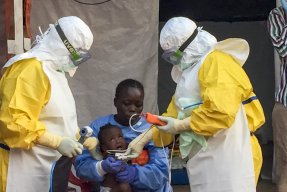 Ett nio månader gammalt barn tas om hand på Läkare Utan Gränsers ebolacenter