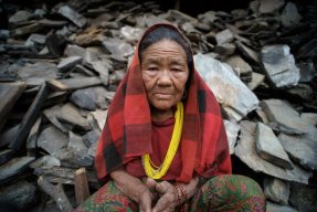Anartha Gurung, 65, befinner sig i en by i området Gorkha. Vårt team var det första som lyckades ta sig fram till den avlägsna byn.
