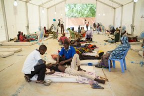 En patient med hjärnhinneinflammation får vård på en specialmottagning som drivs av Läkare Utan Gränser och hälsoministeriet i Nigers huvudstad Niamey. FOTO: Sylvain Cherkaoui