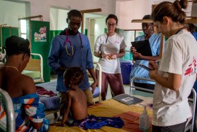 Ett barn får hjälp på vårt sjukhus i Bafata, Guinea-Bissau. 