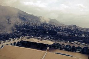 Staden Taiz i Jemen under ett luftangrepp.