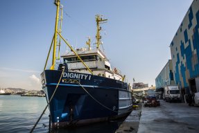 Räddningsfartyget Dignity i hamnen i Barcelona.Det är Läkare Utan Gränsers tredje fartyg som ska ingå i insatsen för att hjälpa människor som flyr över Medelhavet. 