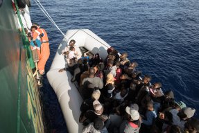 Under en räddningsinsats den 3 juli räddades 104 männiksor som försökte korsa Medelhavet i en gummibåt.