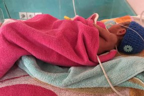Ett nyfött barn får hjälp med andningen på ett av våra sjukhus i Pakistan.