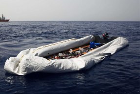 En tom gummibåt efter en räddningsinsats på Medelhavet. 
