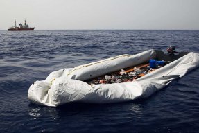En tom gummibåt efter en räddningsinsats på Medelhavet. 
