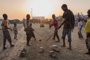 Barn som leker i ett flyktingläger i Sydsudan.