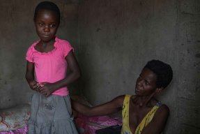 Femåriga Shamiso tillsammans med sin mamma Prisca.