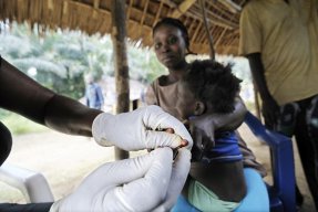 Ett barn testas för sömnsjuka genom blodtest i Mbelo, Kongo-Kinshasa.
