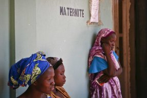 Kvinnor väntar utanför mödravårdsavdelningen på sjukhuset i Am Timan, Tchad.