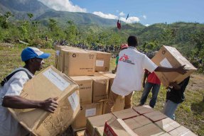 För att hjälpa människor som drabbades av orkanen Matthew i Haiti delar vi nu ut byggmaterial, hygienartiklar, vattenförvaring och vattenreningstabletter, filtar och energikex. 