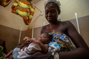 Den nyblivna mamman Clara tillsammans med sin nyfödda bebis, som förlöstes med kejsarsnitt på Castor sjukhus, Centralafrikanska republiken.